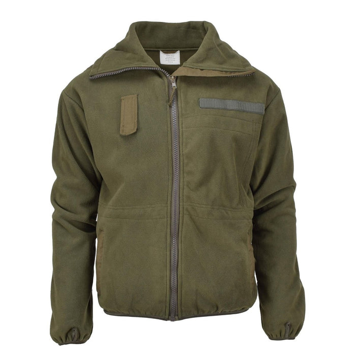 Olivgrüne Fleecejacke im österreichischen Militärstil mit Stehkragen, durchgehendem Reißverschluss, Brustklappen und verstellbarer Taille.