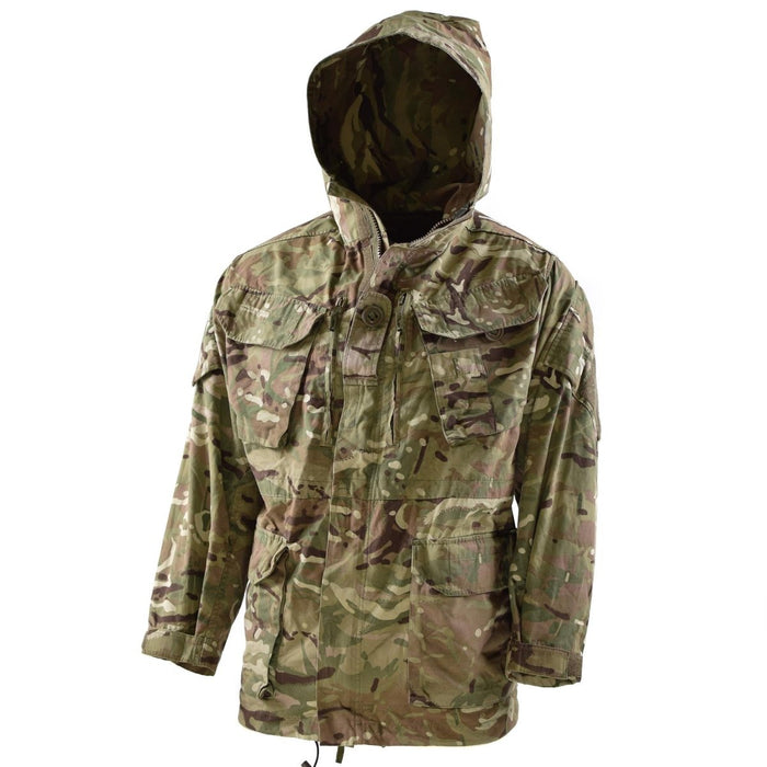 Britse militaire MTP camouflage parka met capuchon, verstelbare taille en meerdere voorzakken, winddicht en duurzaam ontwerp.