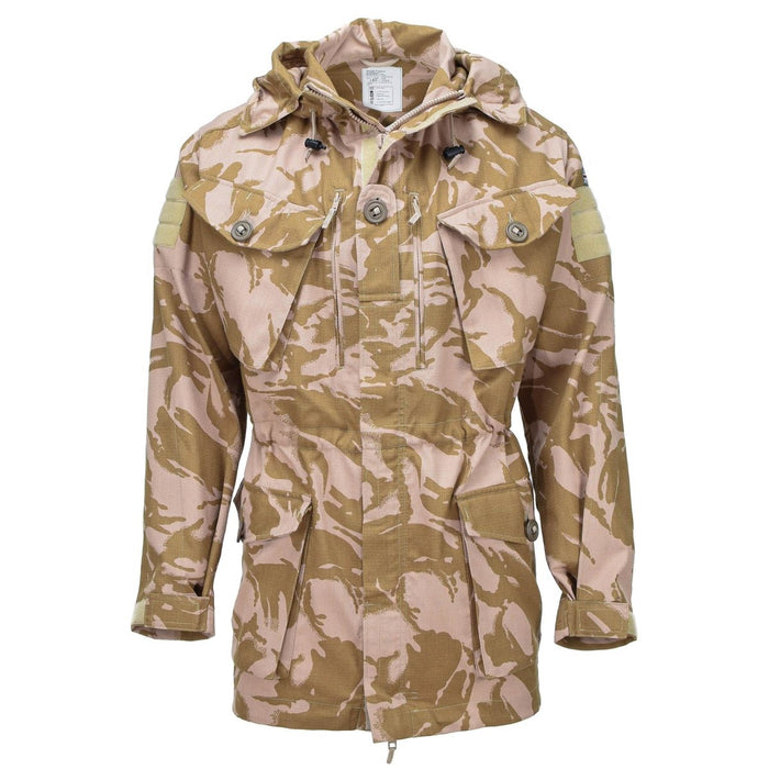 Brits militair kieljack met woestijncamouflage, vlamwerende, winddichte parka met capuchon voor ruige omstandigheden.