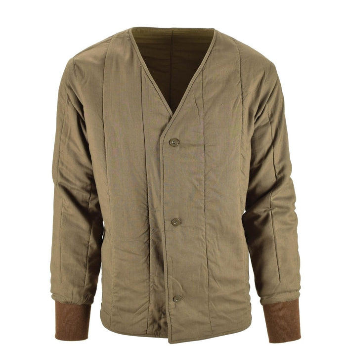 Echte M60-Stepp-Thermofutterjacke der tschechischen Armee mit Knopfleiste vorne und braunen Rippbündchen für Wärme und Haltbarkeit.
