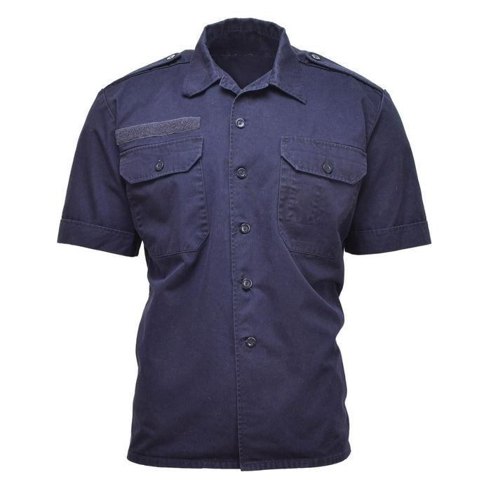 Effen blauw Nederlands militair surplus overhemd met korte mouwen, knoopsluiting, borstzakken en schouderepauletten.