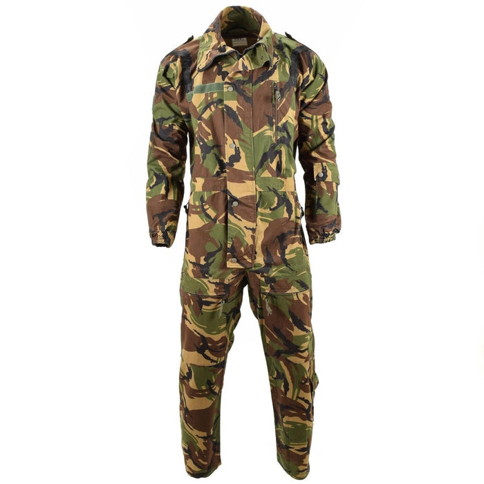 Echte Nederlandse militaire overtollige tankoverall in DPM-camouflage met hoge hals en stormflap-ritssluiting.