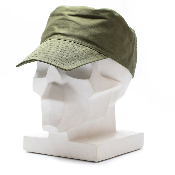 Gorra de campo ligera de F1 del ejército francés de color verde oliva con visera y orificios de ventilación en una cabeza de maniquí blanca