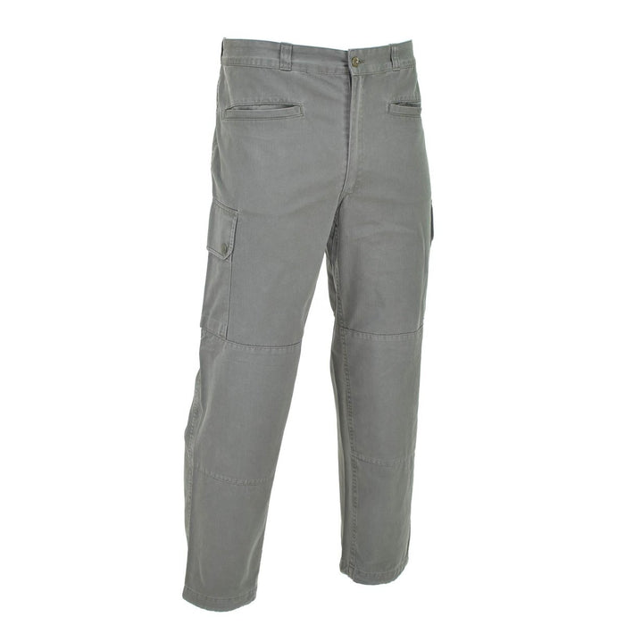 Pantaloni cargo grigi originali dell'aeronautica militare francese con ginocchia rinforzate e design piatto sul davanti per resistenza e comfort.