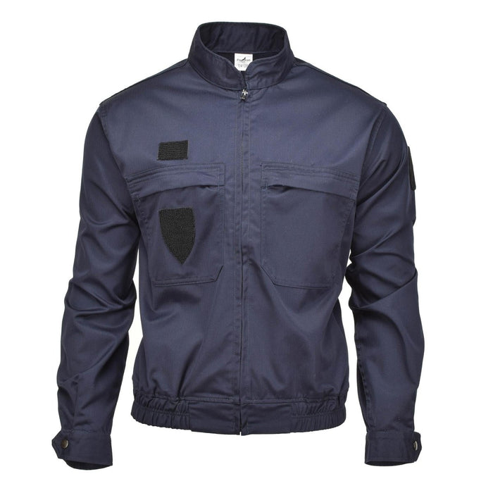 Véritable veste de police militaire française bleu marine avec fermeture éclair sur le devant, plusieurs poches, poignets réglables et taille élastique.
