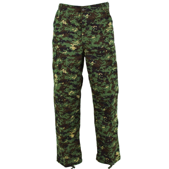 Echte militaire ripstop jungle camouflagebroek uit Guinee-Bissau met verstelbare taille, versterkte knieën en duurzame polykatoenmix.