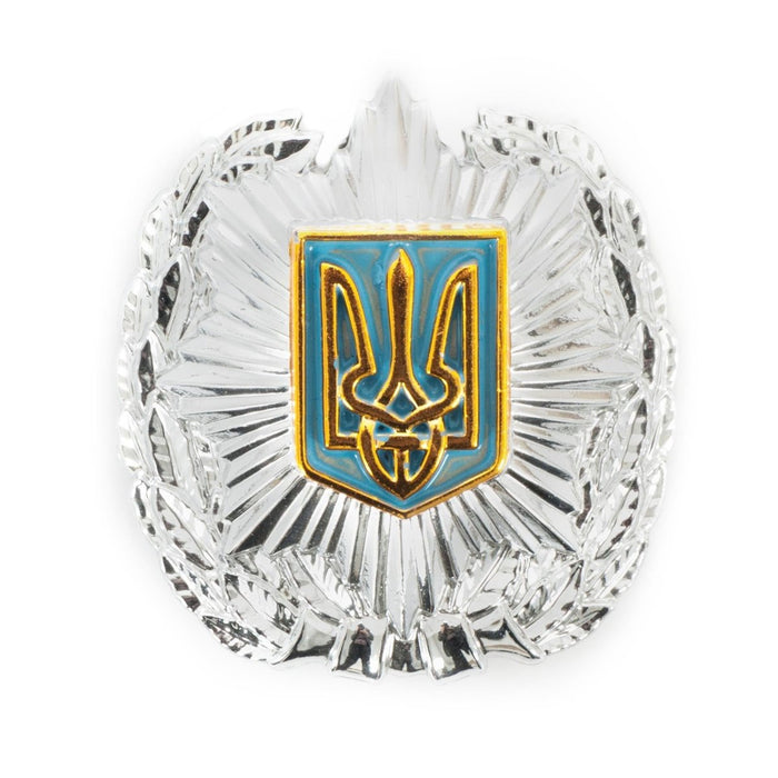 Authentische Hutabzeichen der ukrainischen Polizei mit blauem und goldenem Wappen, silbernem Lorbeerkranz und Offiziersmützenabzeichen.