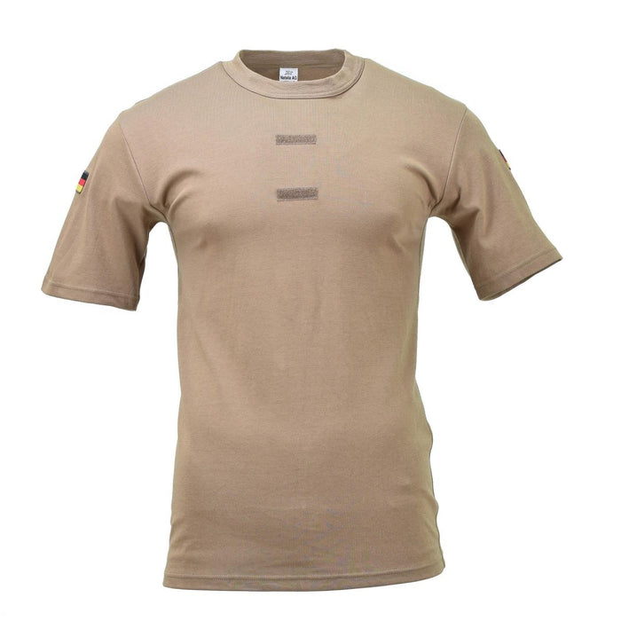 Khakifarbenes deutsches Militär-Kurzarmhemd mit tropischen Klettverschluss-Flaggen auf der Brust, atmungsaktives und leichtes Design.