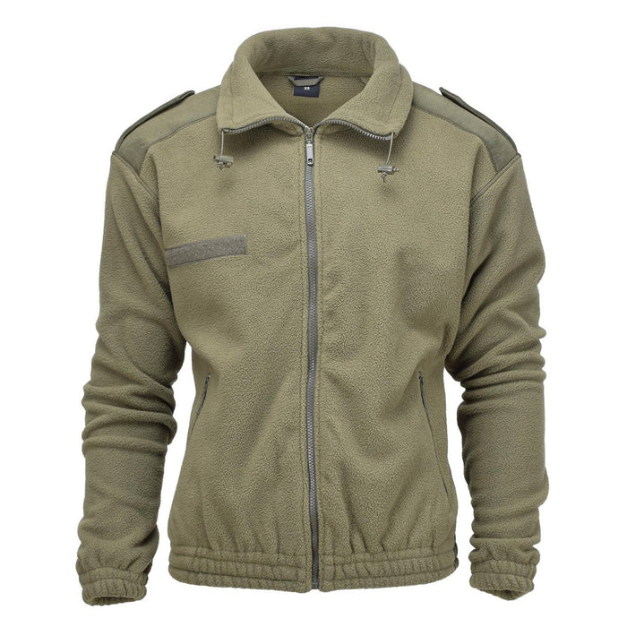 Olivgrüne MIL-TEC-Fleecejacke im Army-Stil mit Reißverschluss vorne, Wärmeisolierung und verstärktem Design für kaltes Wetter im Freien.