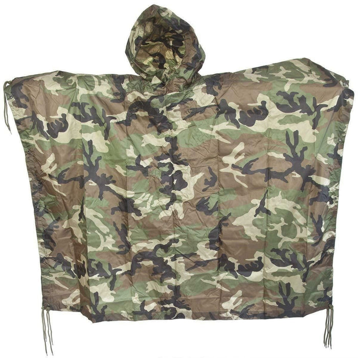 Poncho Mil-Tec imperméable camouflage Woodland avec capuche, cape de pluie ripstop de style militaire pour une utilisation extérieure et tactique