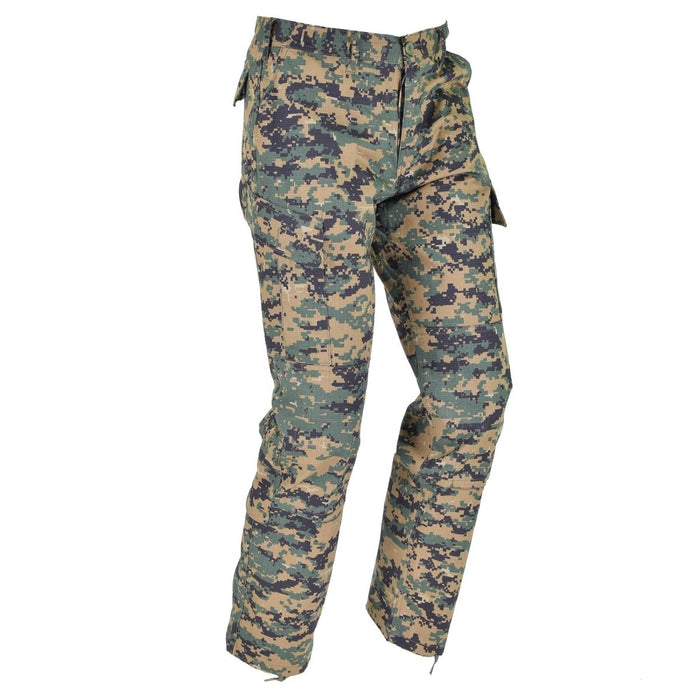 Pantaloni mimetici digitali Mil-Tec in stile militare americano con tessuto ripstop resistente e tasche cargo multiple per uso esterno.