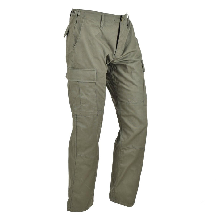 Pantaloni BDU Mil-Tec in stile militare americano ripstop verde oliva con tasche cargo, resistenti e leggeri per uso esterno.