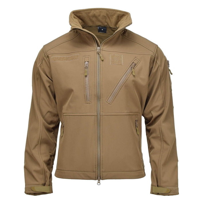 Kurtka taktyczna typu softshell SCU14 w kolorze ciemnego coyote MIL-TEC z kapturem i kieszeniami zapinanymi na zamek.