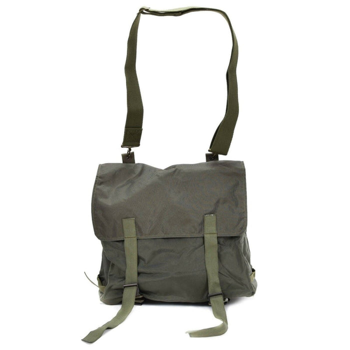 Zaino da combattimento originale dell'esercito austriaco in verde oliva con chiusura con fibbia e tracolla regolabile