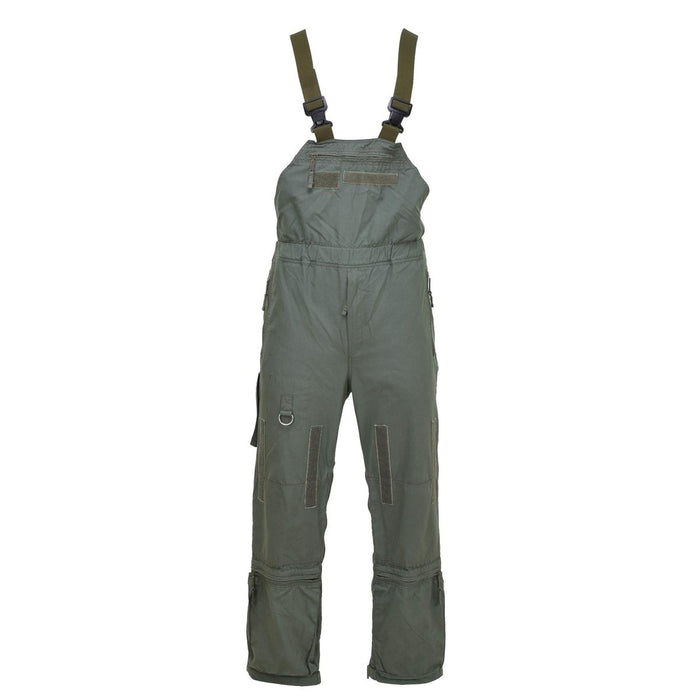 Pantaloni con bretelle in aramide ignifuga verde oliva con spalline regolabili e tasche cargo multiple per un robusto uso militare.