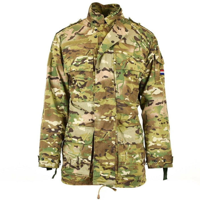 Chaqueta de campo M65 original del ejército holandés en camuflaje Multitarn con tejido ripstop, ajuste ajustable y cierre de cremallera completa.
