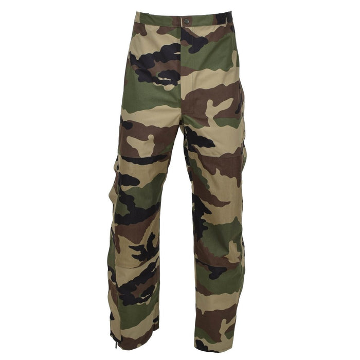 Pantalon de pluie imperméable militaire français original en camouflage CCE avec tissu trilaminé durable et bretelles réglables.