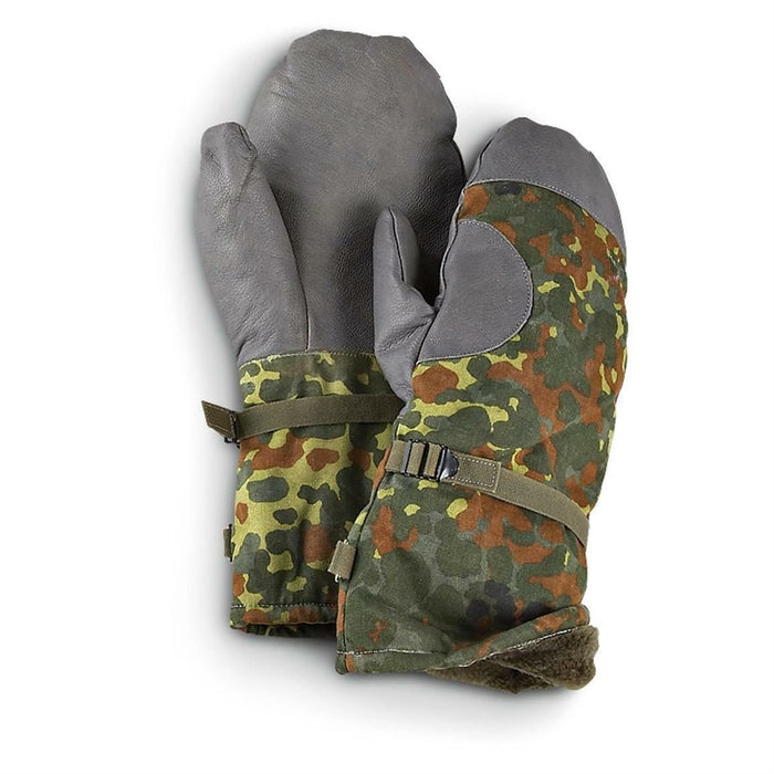 Original deutsche Flecktarn-Tarnfäustlinge mit Ledergriff, Fleecefutter und verstellbarer Handschlaufe zum Schutz vor Kälte.