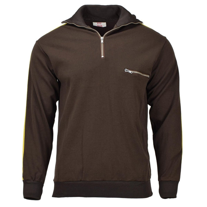 Origineel Duits militair NVA bruin vintage sportjack met halve ritssluiting en klein borstzakje, ideaal voor activewear en casual gebruik.