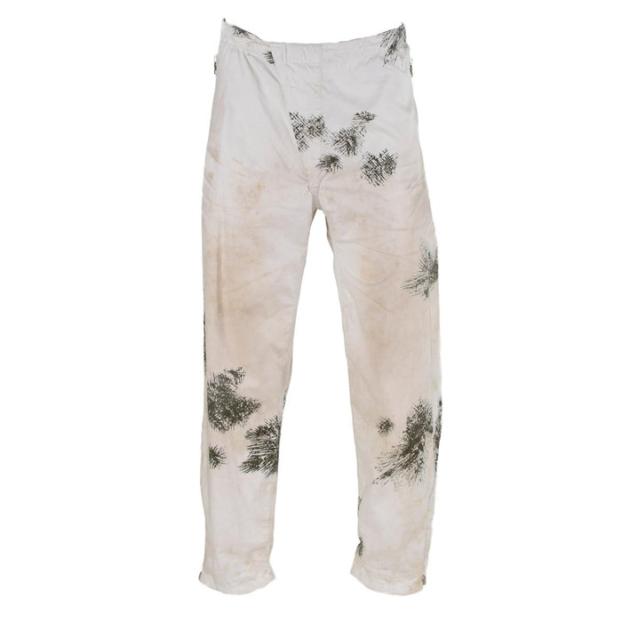 Pantaloni mimetici da neve originali militari tedeschi con elastico in vita e bretelle, progettati per condizioni invernali e innevate.