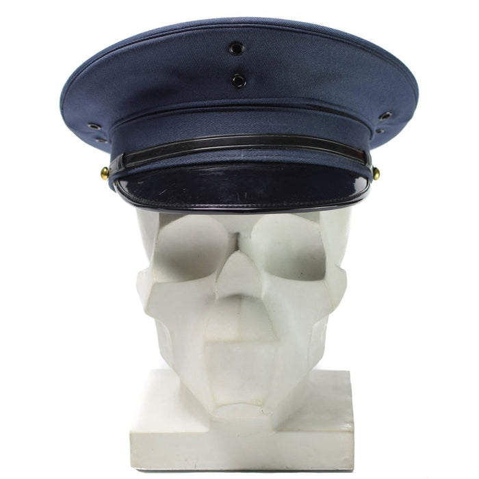 Gorra con visera de oficial del ejército coreano original en mezcla de lana azul con visera negra y correa para la barbilla mostrada en el modelo de calavera
