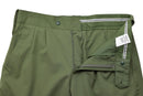 Original polnische Militär-Anzughose, strapazierfähige Feldhose, Army OD Green, offen mit Bund und Knopfdetails im Querformat dargestellt
