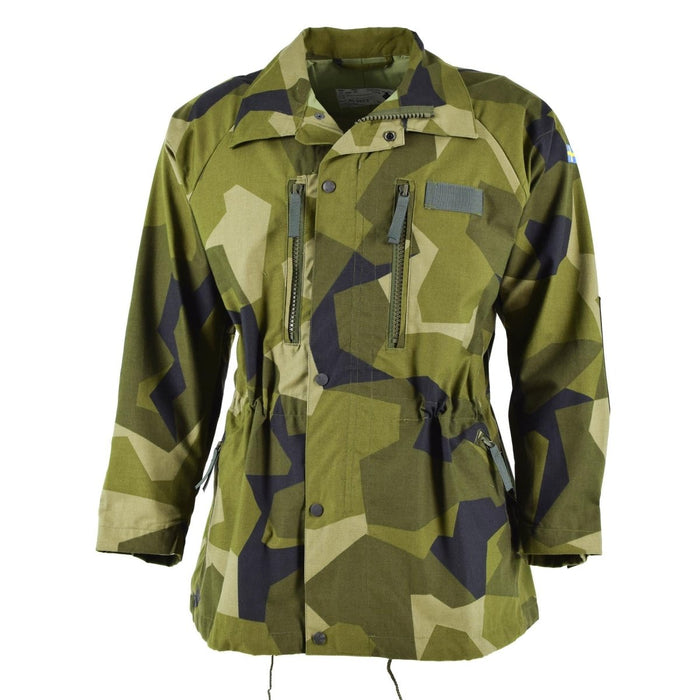 Veste militaire originale de l'armée suédoise M90 avec plusieurs poches, taille et poignets réglables pour une utilisation en extérieur.