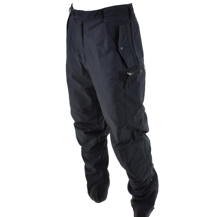 Pantalon de combat thermique noir M90 de l'armée suédoise conçu pour la chaleur, la durabilité et la flexibilité par temps extrêmement froid.