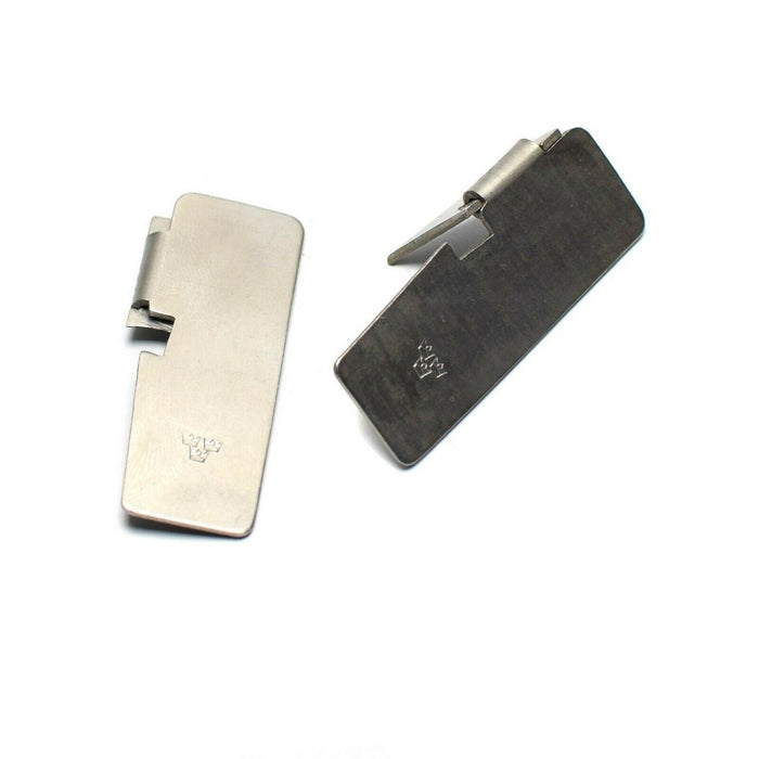 Deux vues d'un ouvre-boîte de conserve compact en acier de l'armée suédoise, outil de survie au design minimaliste