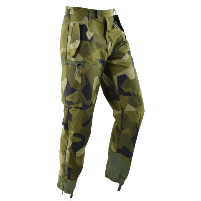 Pantalon militaire suédois original M90 en camouflage Splinter avec genoux renforcés, poches sécurisées et larges passants de ceinture pour une utilisation en extérieur.