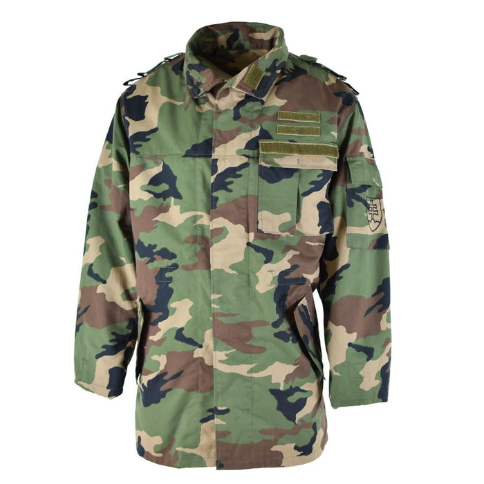 Veste militaire de camouflage slovaque M97 vintage avec plusieurs poches et taille et poignets réglables.