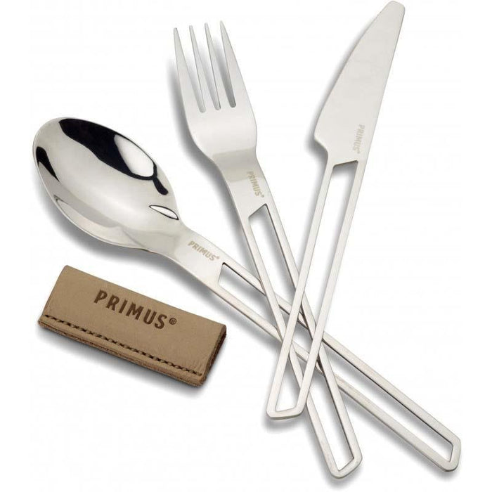 Leichtes Campingbesteckset aus Edelstahl mit Messer, Gabel, Löffel und Ledertragetasche von Primus.