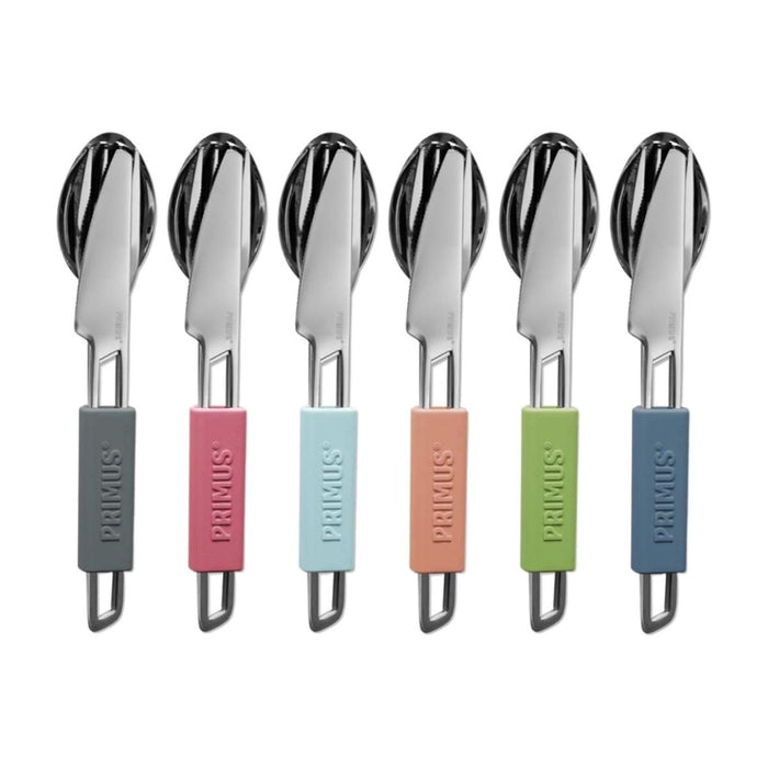 Set van zes Primus outdoor-campingbestek met mes, vork, lepel en met siliconen gecoate handgrepen in verschillende kleuren.