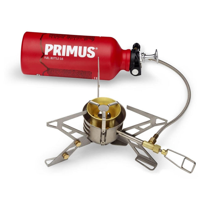 Primus OmniFuel II Mehrstoff-Campingkocher mit roter Brennstoffflasche und faltbarem Stativbrenner zum Kochen im Freien.