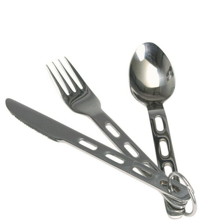 Compacte roestvrijstalen wandelbestekset met mes, vork en lepel, verbonden door een metalen ring voor gemakkelijk dragen.