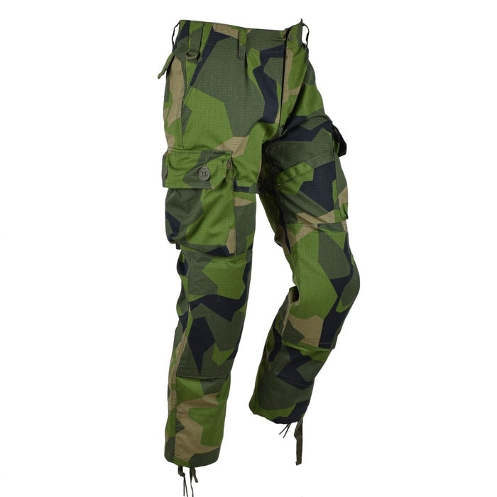 Pantalon de combat TACGEAR de style militaire suédois en camouflage éclaté avec poches cargo et tissu ripstop pour plus de durabilité.